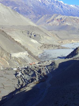 Blick auf Kagbeni und das Land das sich im Hintergrund erstreckt ist Upper Mustang, nur mit Genehmigung betretbar.