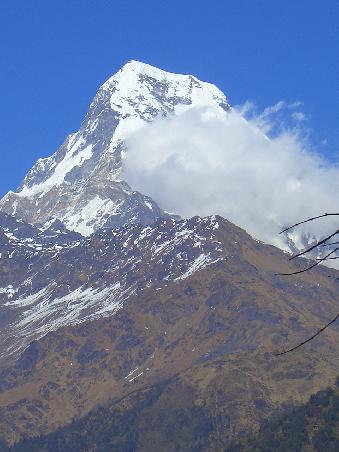 Annapurna South (7219m) - ganz schoen windig da oben, denn dies ist keine Wolke, sondern eine Lawine!