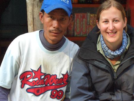 Dorje, mein Gigolo, mein Donnerwetter, der sonst immer laechelt (das nepalesische Fotophaenomen!) und ich (ziemlich traurig am Ende des Treks)