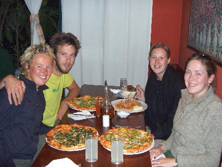 Wir 'feiern' Abschied! Marcela und Simon (sieht hier wie ein Yeti aus) sind eben erst vom Mt. Everest Base Camp zurueck. Sie haben uebrigens auch den Annapurna Circuit gemacht in der weltrekordverdaechtigen Zeit von 11 Tagen - Steve, ich glaube, du kannst hier zustimmen, dass dies ziemlich schnell ist!