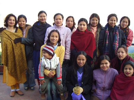 Our female teachers! Das mit dem Laecheln muessen wir noch etwas ueben.
