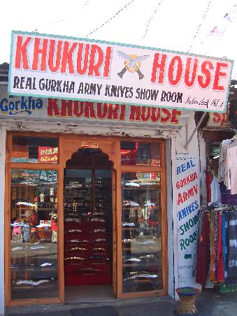 Und wer sich fragt wie ich diese ganze Reise hier finanziere: ich habe einfach ein Geschaeft eroeffnet - KhuKURI! findet man hier an jeder Ecke und dies sind die Messer der gefuerchteten Gurkha Kaempfer.