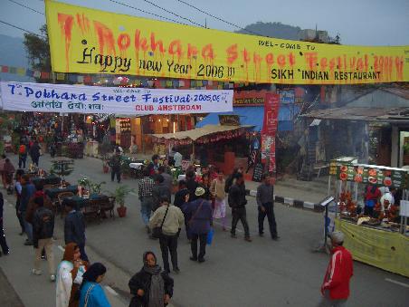 Essen, Trinken, Spazieren, Tanzen, Singen, Spielen - das 7th Street Festival in Pokhara!