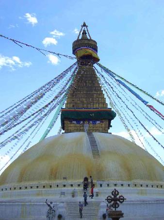 Bouddhanath - die groesste Stupa in Nepal - die Anlage ist toll, sehr ruhig, man hoert hier nur das Om von den betenden Moenchen.