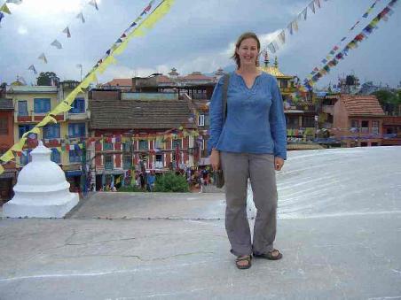 Ich stehe auf der Stupa - sind hier naemlich frei zugeanglich nicht wie die Hindu Tempel, zu denen Touristen auf Anweisung des Koenigs keinen Zutritt haben! Im Hintergrund zieht gerade der erste Regen den ich hier in Nepal hatte auf. Dauerte aber nur 20 Minuten und war angenehm warm!