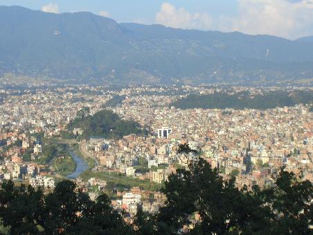 Kathmandu - ein nettes Fleckchen, aber das Bild ist nicht verschwommen oder so, das ist der hier staendig herrschende SMOG - huestel!