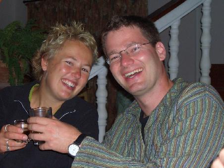 Ja, ja bei einem Glaeschen Whisky (das trinkt man hier Flaschenweise bei den Parties - igitt) verstehen sich die Hollaender ploetzlich mit den Deutschen!
