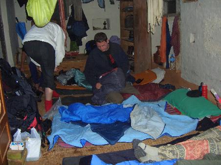 Raus aus den nassen Sachen und rein in den warmen Schlafsack, Haube auf, Wollsocken an, einfach alles was noch trocken ist wird irgendwie zu einer Decke umfunktioniert!