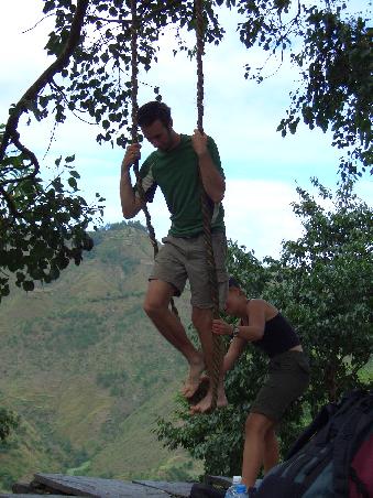 Swing Time!!! In der Mittagspause befinden wir uns auf einem kleinen Bauernhof und entdecken diese Schaukel - that's fun.