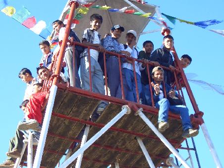 Wir haben es geschafft! Wir sind am Aussichtsturm in Nagarkot angekommen.