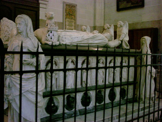 Man beachte bitte die Statue ganz rechts. Die hat von vorne ein Gesicht, so wie die anderen Statuen auch UND von hinten das Gesicht eines alten Mannes. Warum? Keine Ahnung!