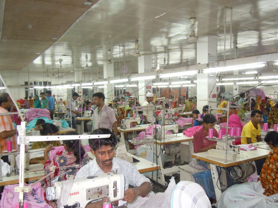 Fabrik in Dhaka (hier bügeln ausschließlich Männer, tztztz)