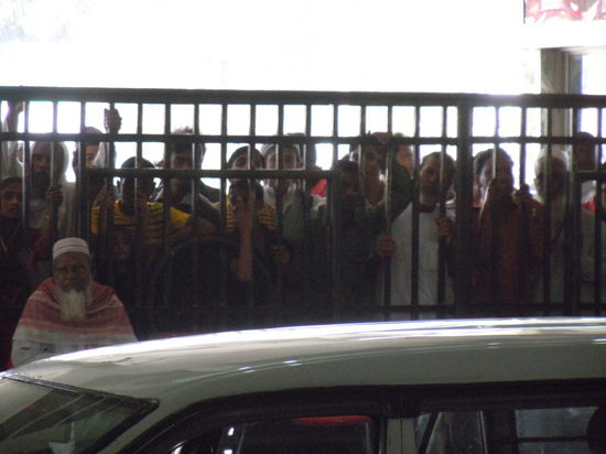 Wir werden am Flughafen in Bangladesh erwartet...