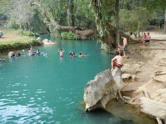 Badetümpel am Eingang zu einer der vielen Höhlen