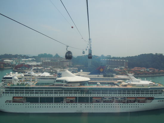 Svenis Mutprobe: Mit der Gondel mach Sentosa...