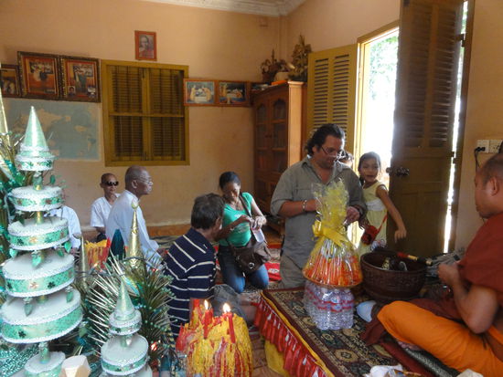 Geburtstagszerenomie in einem kleinen Tempel.