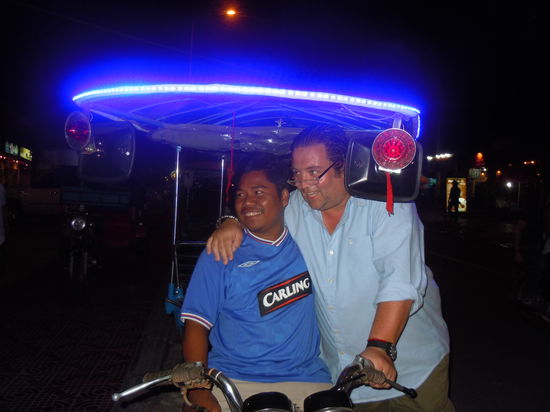 Zwei Männer und ihr TukTuk.