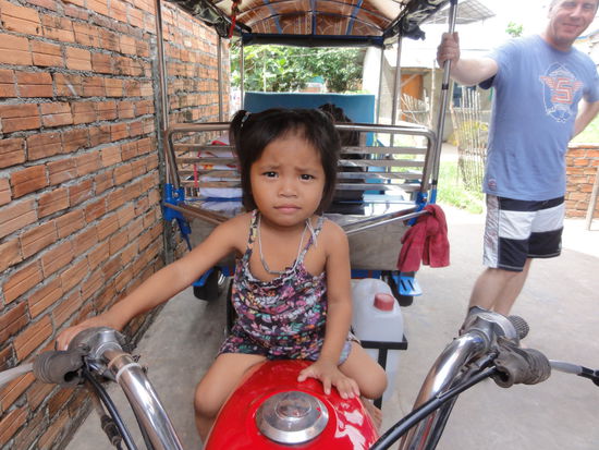 Der Nachwuchs wird ja vielleicht die erste TukTuk-Fahrerin des Landes...