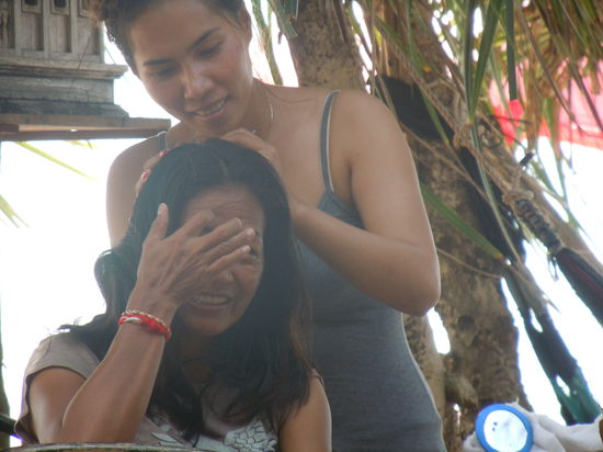 Nein, Aly sucht nicht nach Läusen, nur Su's graue Häärchen!