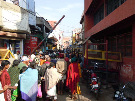 Wenn man zu spät aufsteht...                    
... bestraft einen der sicherheits-check mit langen Wartezeiten 