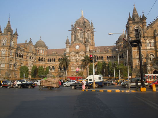 Victoria-Terminus, ein kleiner Bahnhof, mit 2,5Mio Ein-, Aus- und Umsteigern täglich...