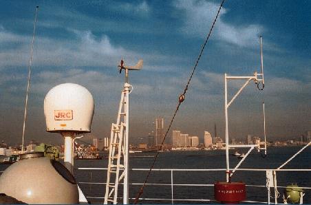 Yokohama, im Vordergrund unsere Antennen für die Telekommunikation