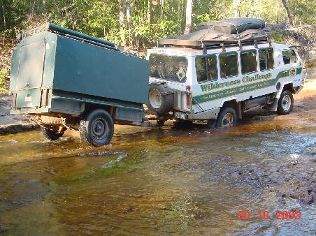 Mit dem Safari-Gefährt durch einen der vielen Creeks