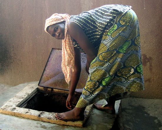 Fatoumata, das Hausmädchen am Ziehbrunnen im Hof des Hauses