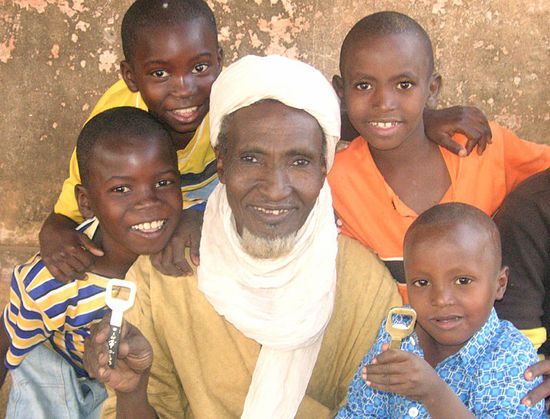Tuaregschmied mit seinen Kindern und den Flaschenöffnern, die ich im Dutzend bestellte