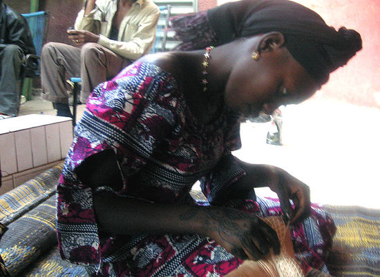 Mein Füsse werden "behennat", dh. zuerst klebt das Mädchen ein Muster aus Klebstreifen auf den Fuss