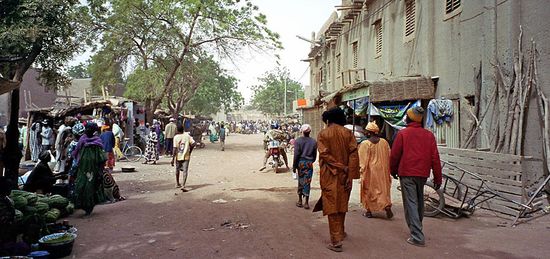 der berühmte Montagsmarkt in Djenné, hier von einer Seitenstrasse gesehen