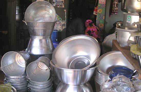 Aluminiumpfannen in grossen Grössen kauft man am besten auf dem Markt - da glänzt es wie Sterne am nächtlichen Himmel!