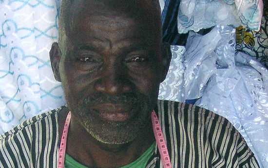 Der Schneider auf dem Markt (er hat eine kleine Bretterbude und eine Singer-Nähmaschine) und näht ein Kleidungsstück innerhalb von wenigen Stunden piccobello und billig!