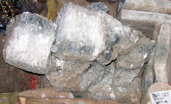 Steinsalz aus Taoudeni (Wüste, nördlich von TImbuktu), wird über Mopti mit dem Schiff in den Süden transportiert und auf den Märkten angeboten