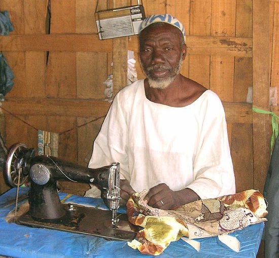ein zweiter Schneider, hier mit seiner SInger Nähmaschine