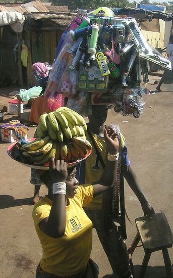 Hier wird fast alles angeboten, was man sich so denken kann.... vom Transistorradio, über Sonnenbrillen zu Früchten, Nylonunterwäsche, alten Werkzeugen, Sesamgebäck, Musikkassetten, günstige Herrensocken,
was das Herz begehrt..