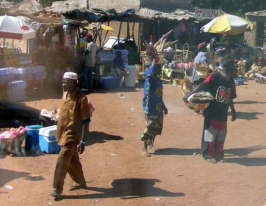 Irgendwo unterwegs .... am Strassenrand ein Dorfmarkt