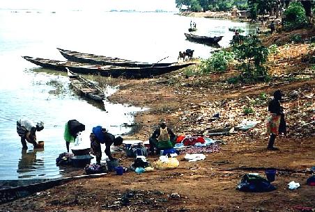 Grosse Wäsche am Niger in Ségou