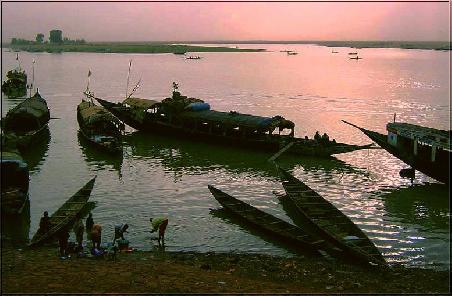 Der Hafen von Mopti beim Eindämmern