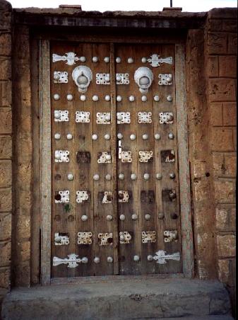 Typische Haustüre in Timbuktu, nach alter marokkanischer Art beschlagen (aus der Zeit, als Timbuktu von den Marokkanern besetzt war)