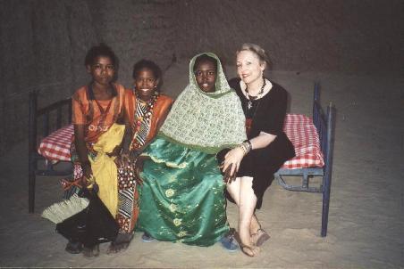 So wohnte ich damals (Eva mit Einheimischen in einem Haus in Timbuktu). Ich schlief auf diesem Bett.