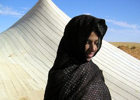 Nomadenfrau mit Zelt - in der Weite nördlich von Timbuktu