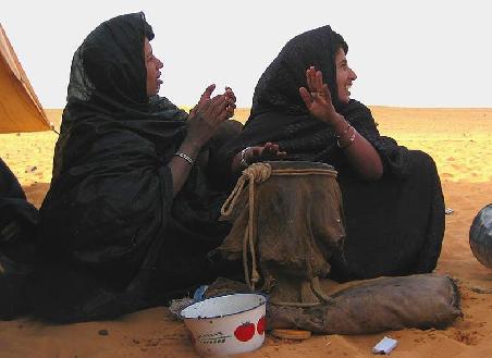 Trommelgesang auf der Tindé (oder Tamtam) der Nomadenfrauen