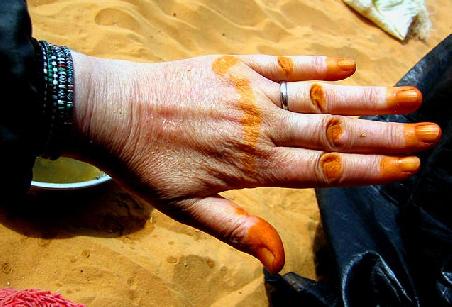 Meine rotbemalte Hand