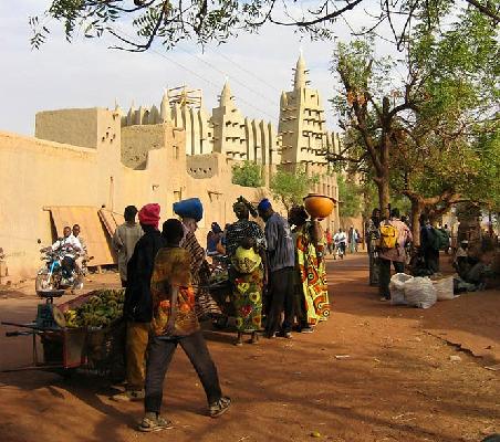 Die Moschee von Mopti und der abendliche Verkehr