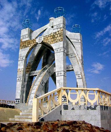 Das Monument de la Flamme de la Paix in Timbuktu. Es symbolisiert den Frieden nach dem Bürgerkrieg im Norden Malis und wurde von der UNO gestiftet.