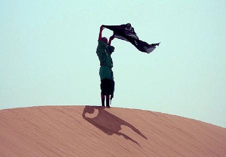 Dieses Foto wurde von U.Schliemann-Buess gemacht, einem Mitreisenden. Meine Kamera hatte da schon den Geist aufgegeben... (Sandsturm). Hendarshaq auf einer Düne