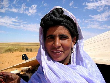 Mit dem Bild der stolzen, schönen Nomadenfrau aus der Sahara Nordmalis beende ich diesen Reiserapport. Diese Menschen haben mich sehr beeindruckt durch ihre Fröhlichkeit, ihre Schönheit, ihren Fleiss und ihre unglaubliche Gastfreundschaft. Ich kam als Fremde, ich ging als Schwester.