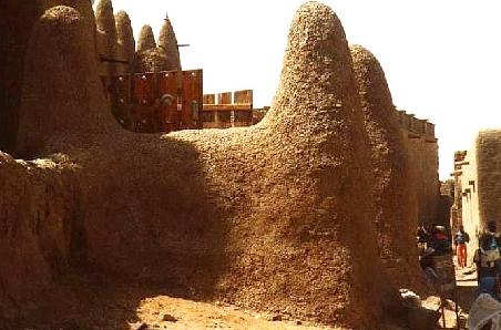 Die Moschee von Djenné mit Seitengasse