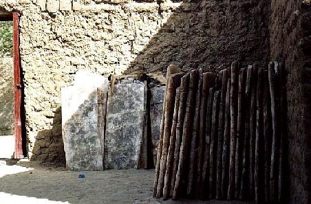 Salzplatten aus Taoudeni, transportiert mit der Azalaï-Karawane von Taoudeni nach Timbuktu. Sie werden seitlich an die Kamele angebunden und wahnsinnig schwer!